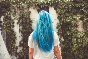 Cabelo azul: dicas para quem quer colorir os fios