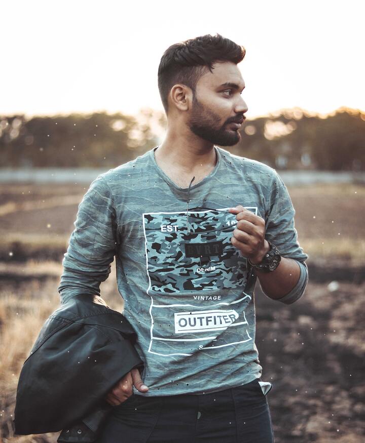  homem branco de blusa de manga comprida azul