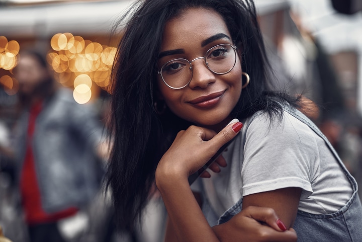  Mulher negra de cabelo preto, longo, alisado com guanidina