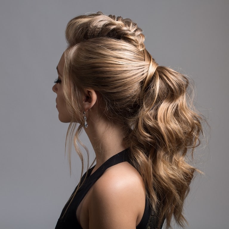  Mulher com penteado de trança topete e rabo de cavalo