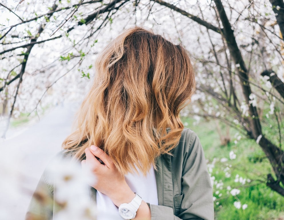  Mulher de cabelo ondulado, curto, com ombré hair