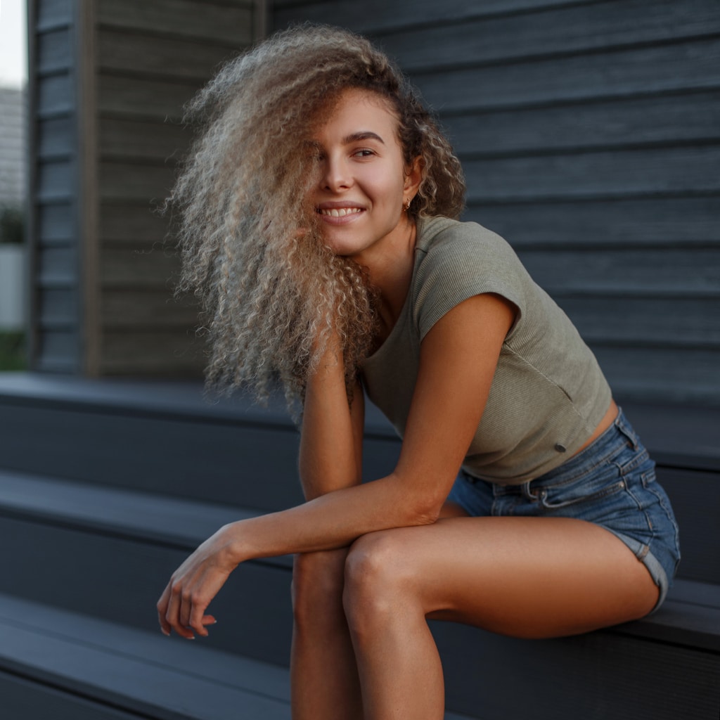 Cabelo cacheado com luzes: fotos, dicas, cuidados e manutenção