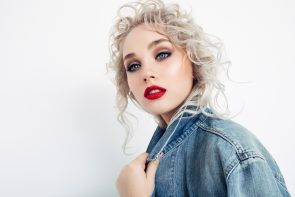 Como platinar o cabelo: dicas e passo a passo