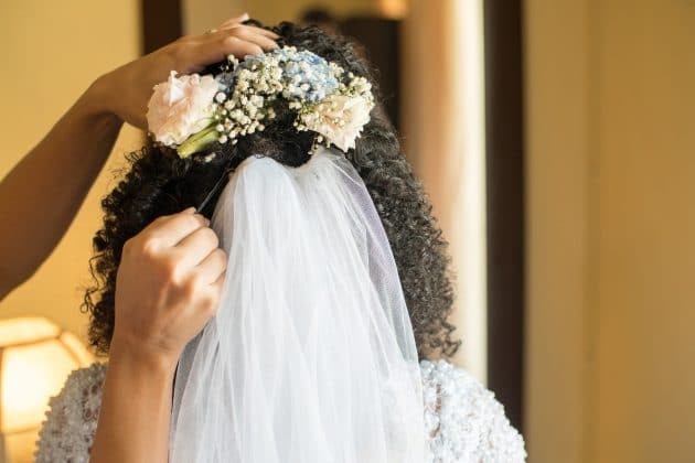Noiva com penteado para casamento cabelo cacheado