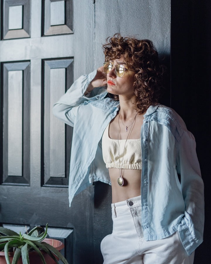 mulher de cabelo curto