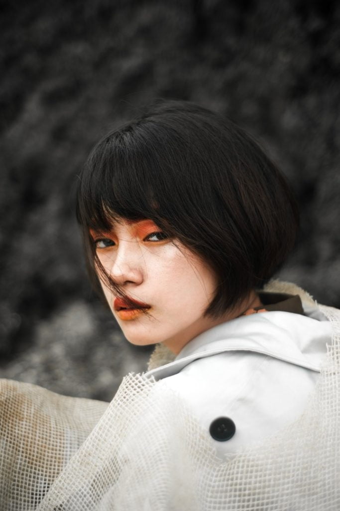 mulher de cabelo curto
