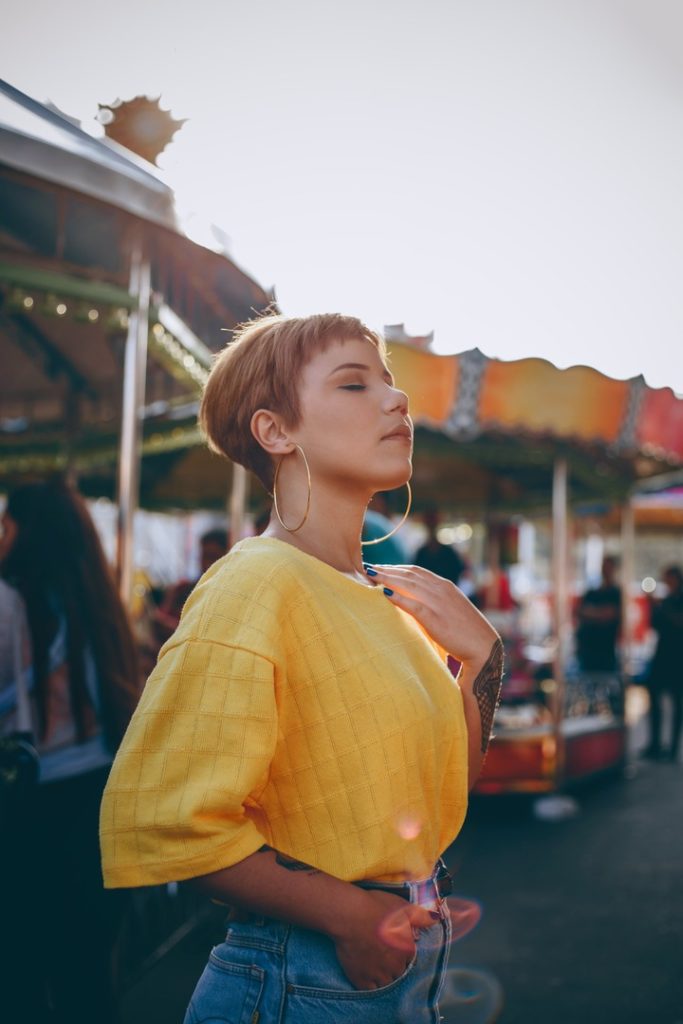 mulher de cabelo curto