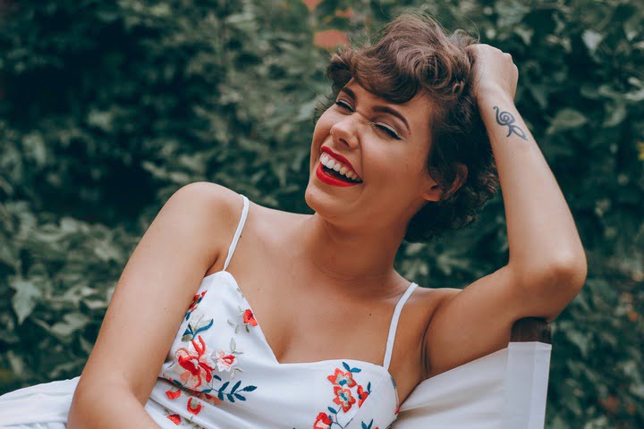 mulher de cabelo curto