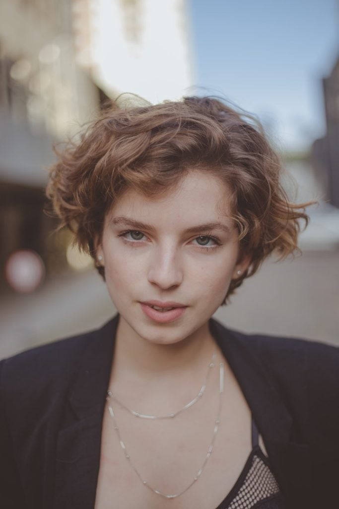 mulher de cabelo curto