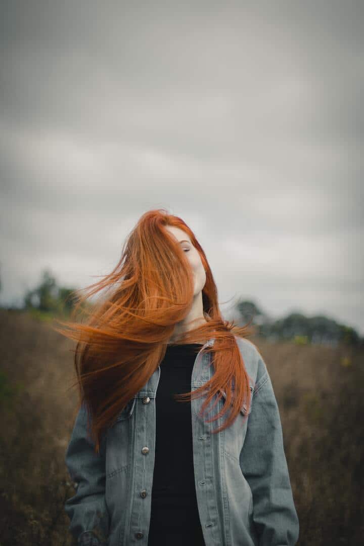  Mulher jovem com cabelo liso, longo e ruivo