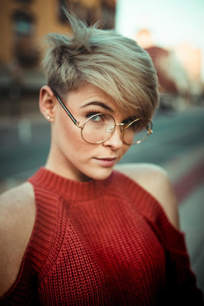 mulher com corte para cabelo liso