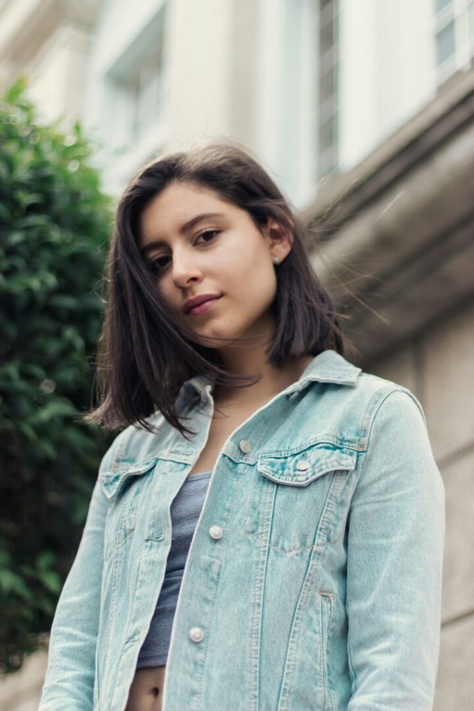 mulher com corte para cabelo liso