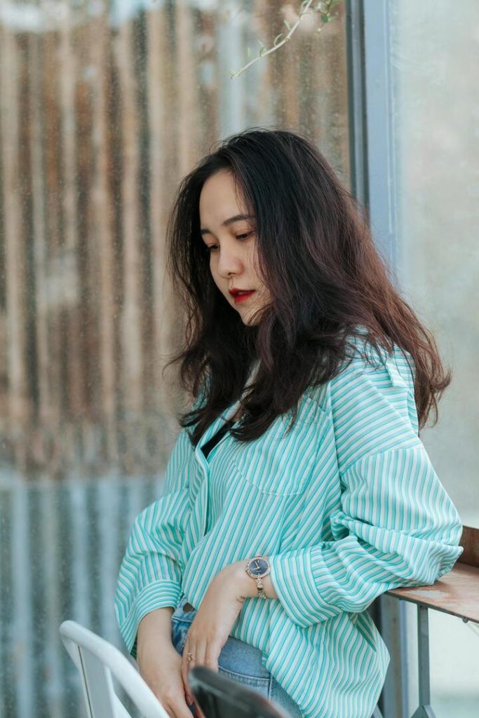 mulher com corte para cabelo liso