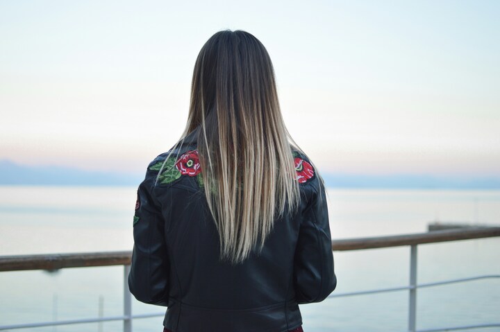 mulher com corte para cabelo liso