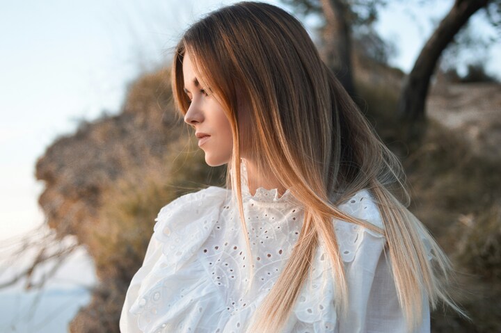 mulher com corte para cabelo liso
