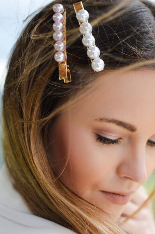 mulher de cabelo liso com luzes e presilha