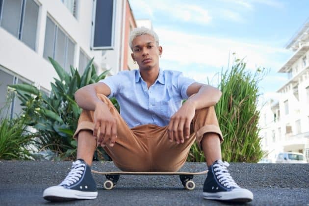 Homem jovem com cabelo cacheado platinado