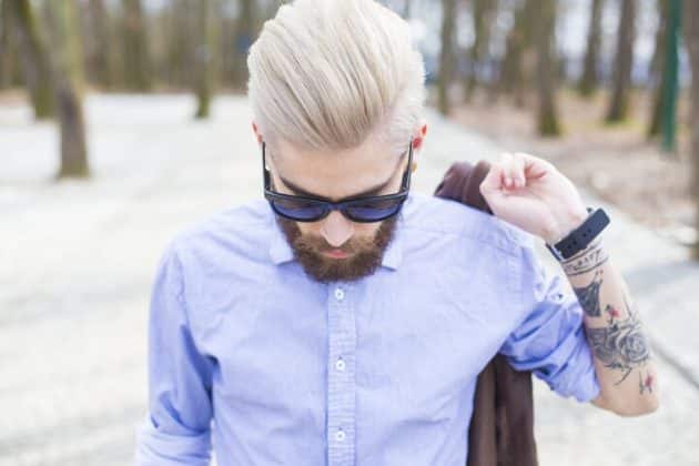 Homem com cabelo liso platinado, com coloração global