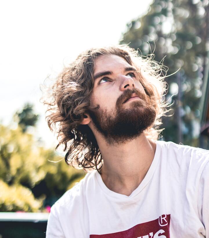  homem branco com cabelo ondulado loiro e barba