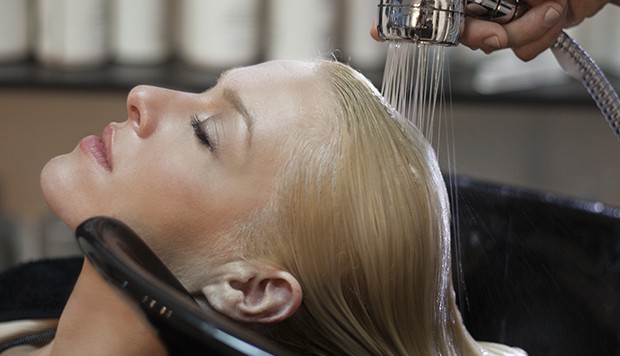  aplicando creme de reconstrução no cabelo