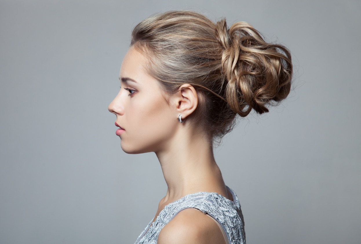  Modelo usa penteado para madrinha de casamento