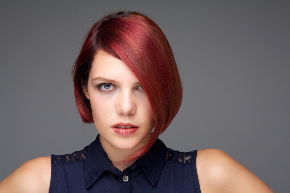  Mulher de cabelo vermelho com corte chanel