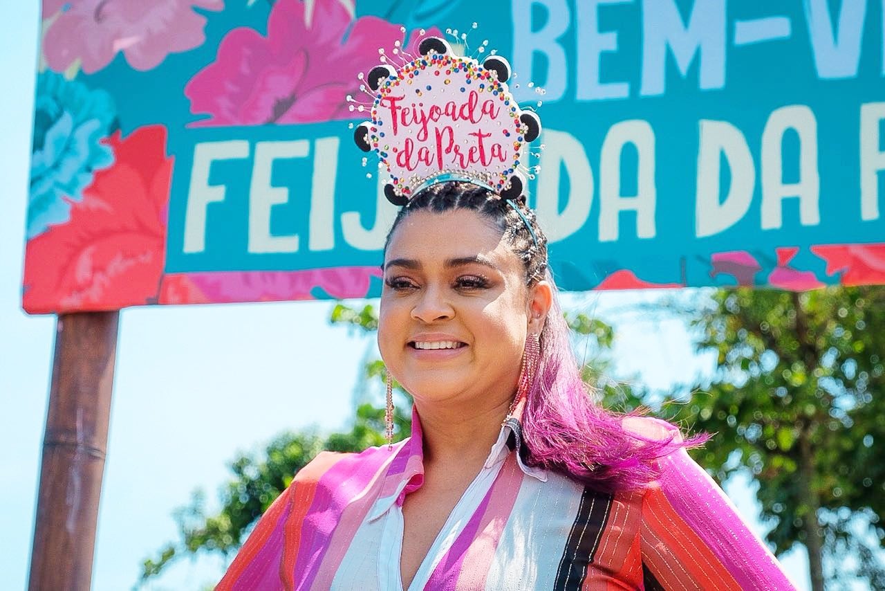  Preta Gil com rabo de cavalo rosa