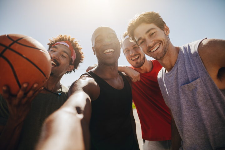  grupo de homens tirando selfie pós jogo de basquete