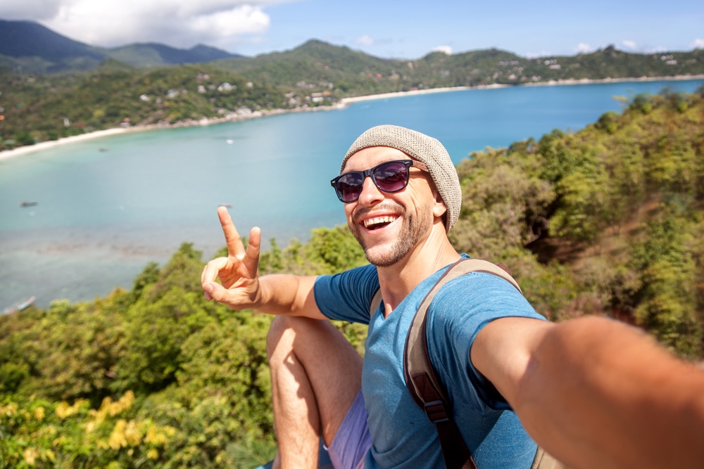  homem tirando a selfie perfeita