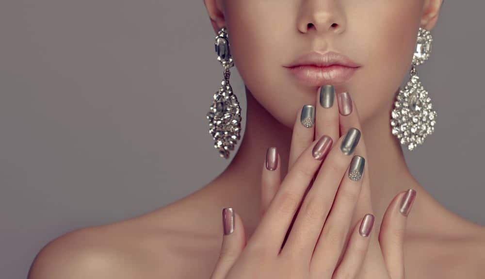 Esmalte cintilante: confira as cores que são tendências