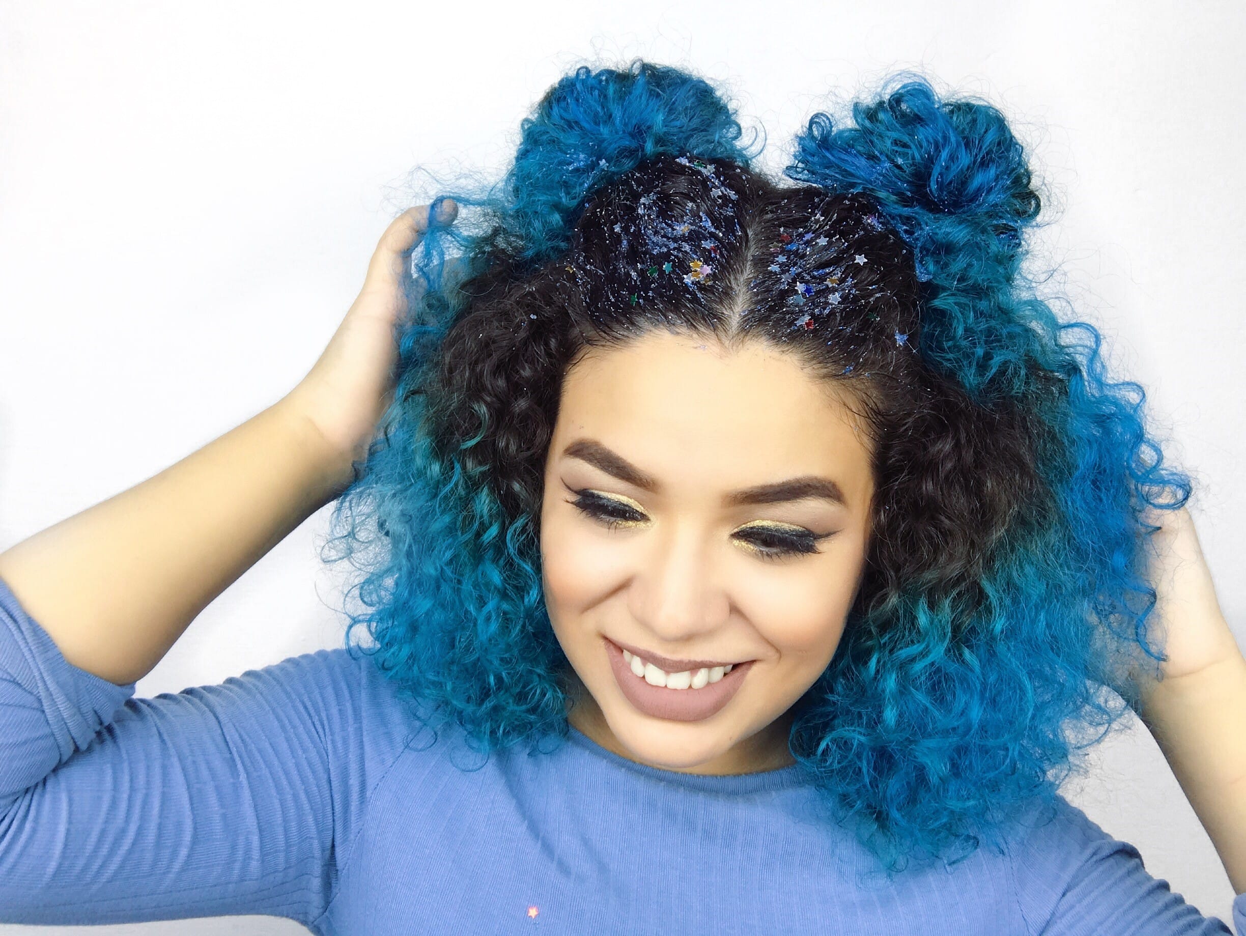  Carol Martins com penteado para cabelo cacheado afro puff