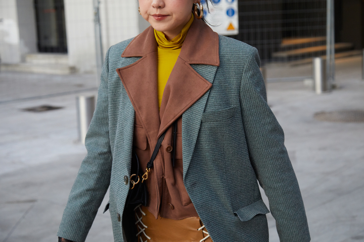 mulher usando blazer cinza e marrom