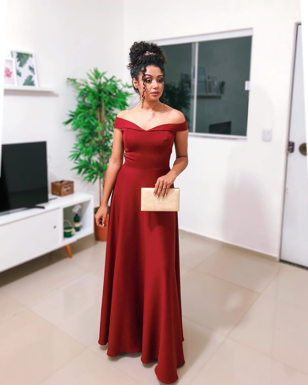 Vandressa Ribeiro de vestido longo vinho