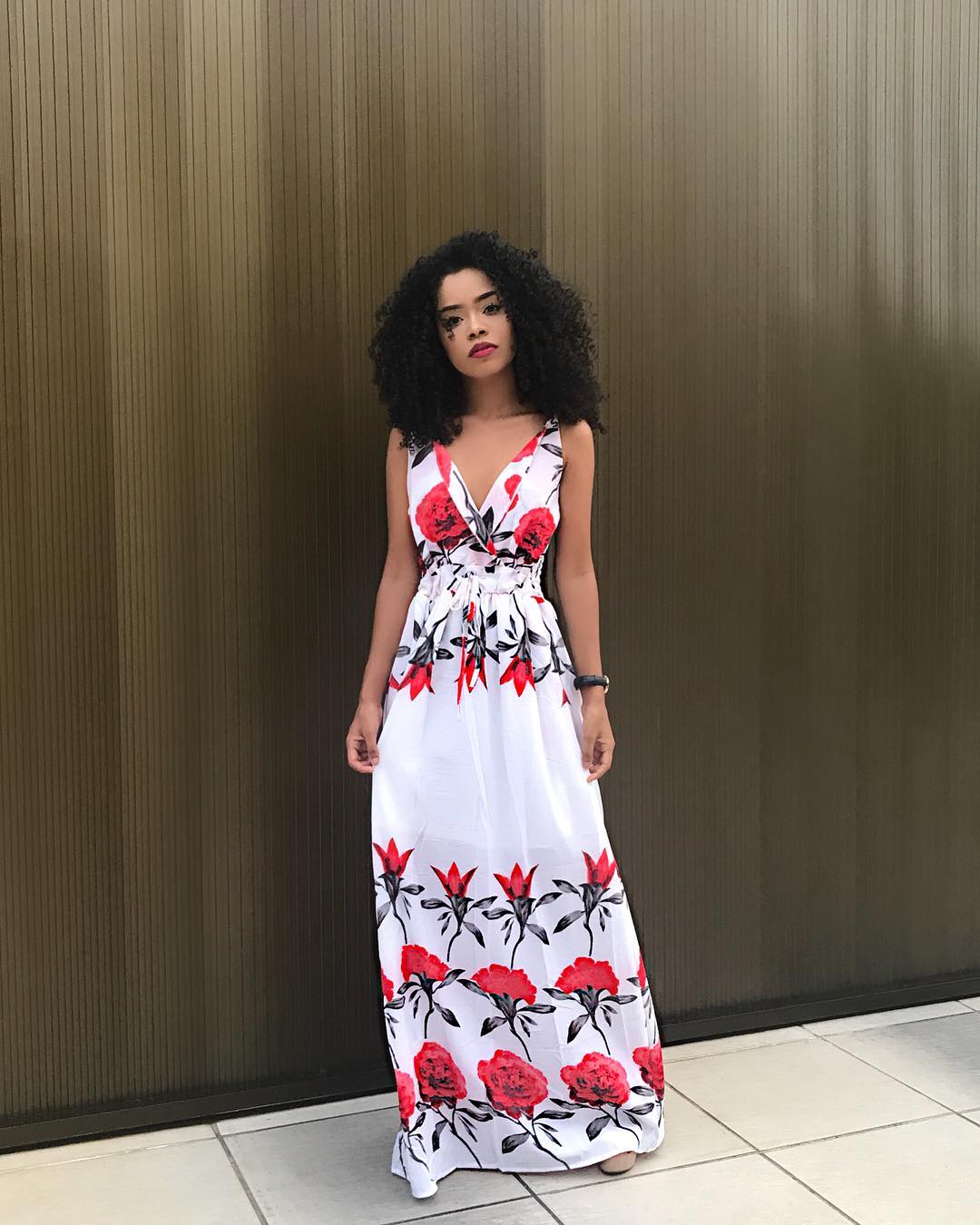 Daniela Santos de vestido longo floral