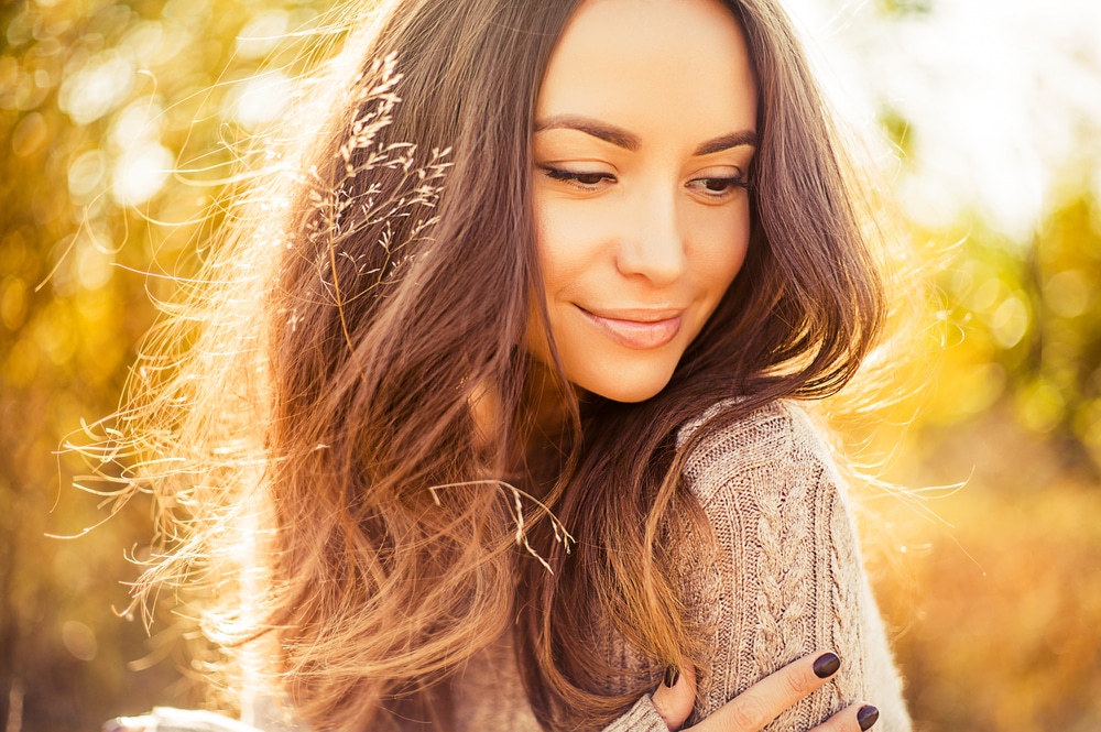  Mulher com cabelo liso e californianas