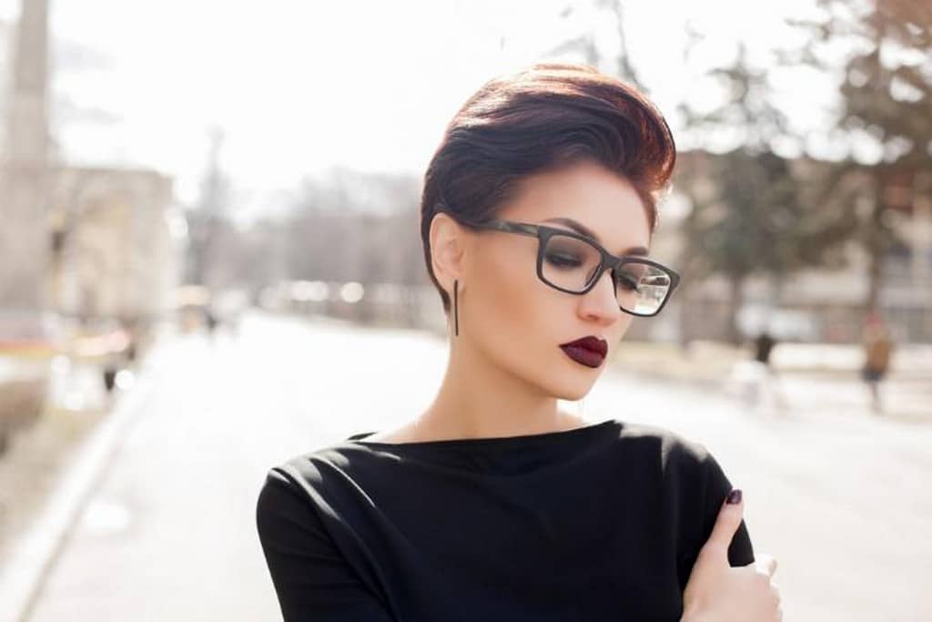  Mulher com cabelo bem curtinho e um maior volume no topo da cabeça