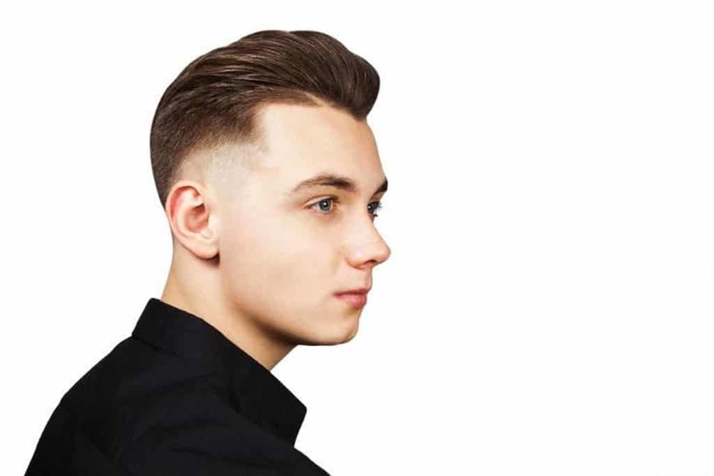  Homem com a lateral do cabelo raspada com topete pompadour