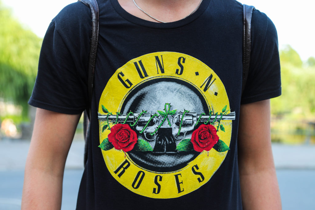 Look com camiseta de banda