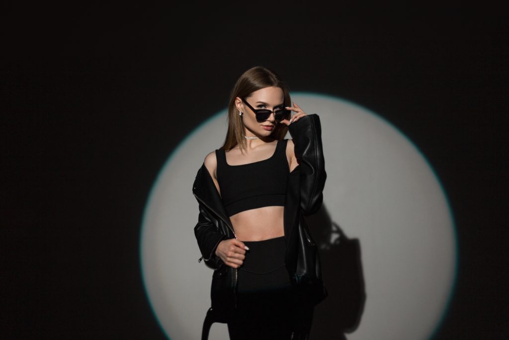 Look com roupa de couro