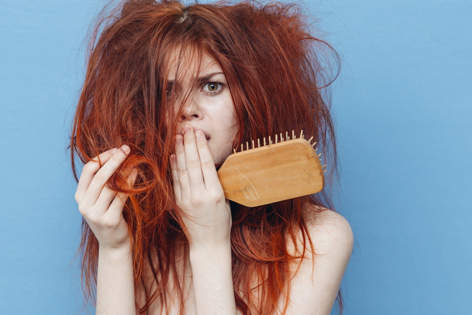  jovem ruiva com cabelos longo e emborrachados