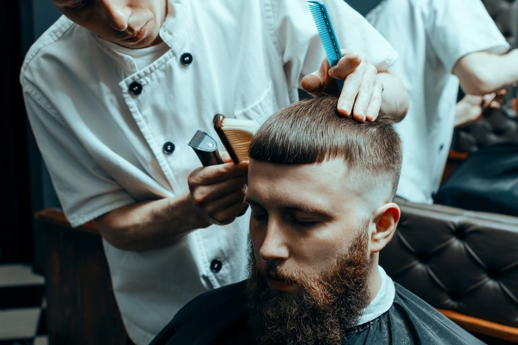  Homem de cabelo liso com corte degradê