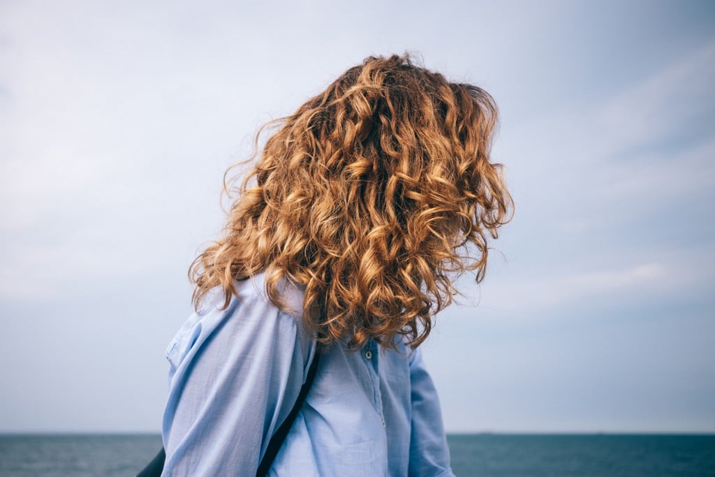  Mulher de cabelo ondulado, loiro dourado