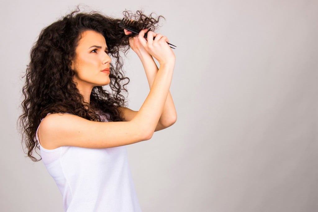  Mulher com cabelo quebrado