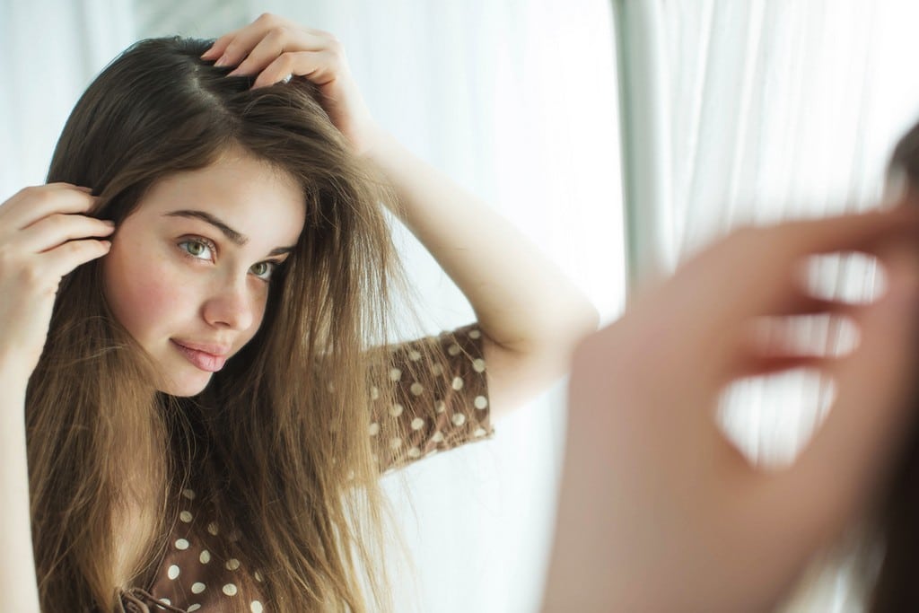  Mulher de cabelo liso, olhando o couro cabeludo pelo espelho