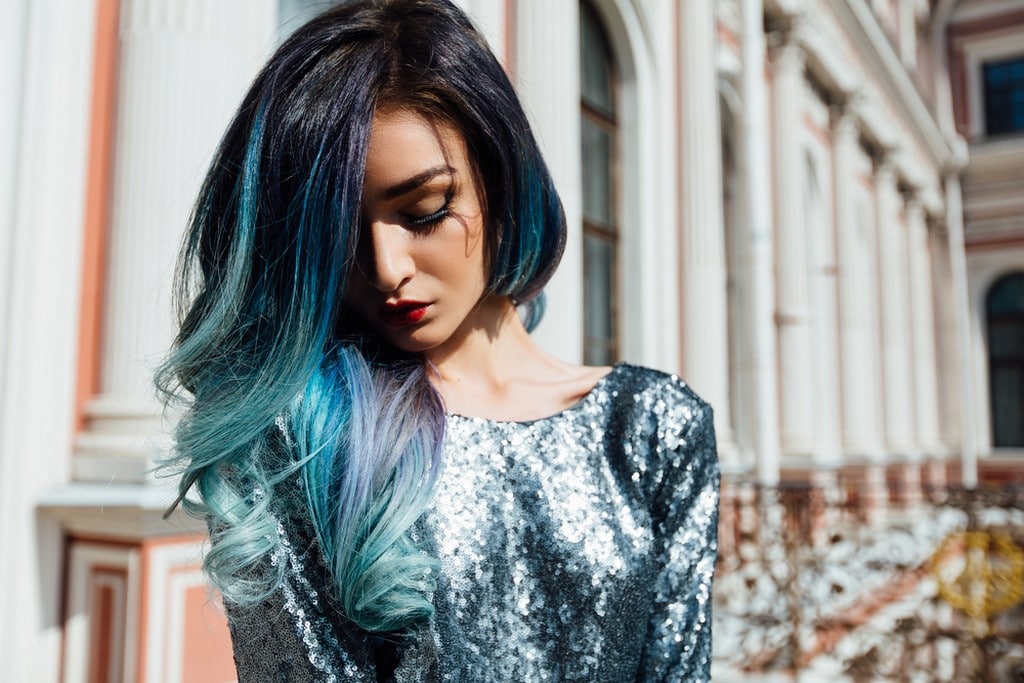  Mulher de cabelo liso, azul e verde