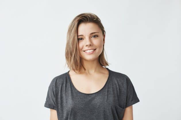 Modelo loira utilizando corte de cabelo blunt cut