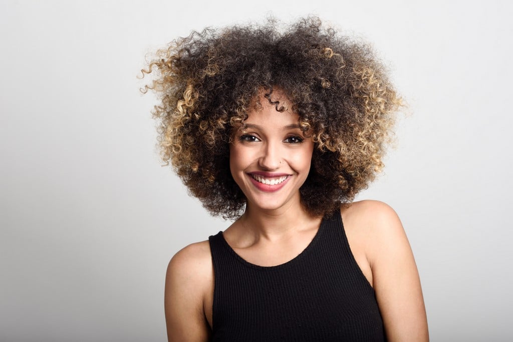  Mulher de cabelo cacheado com mechas