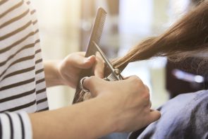 Cortei o cabelo e me arrependi: saiba como passar por essa fase sem encanação