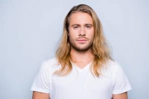 Homens de cabelo comprido: cortes e dicas para deixar o cabelo crescer