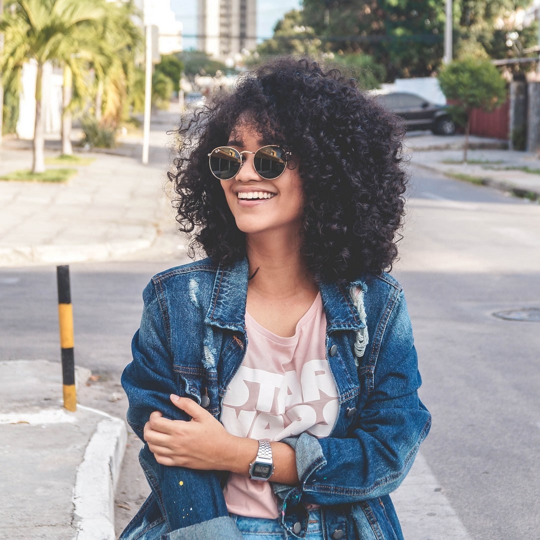  Mulher jovem com corte de cabelo médio repicado